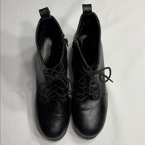 Women’s Like New Soda black faux leather lace up bootie. Size 8 1/2 - Picture 4 of 8